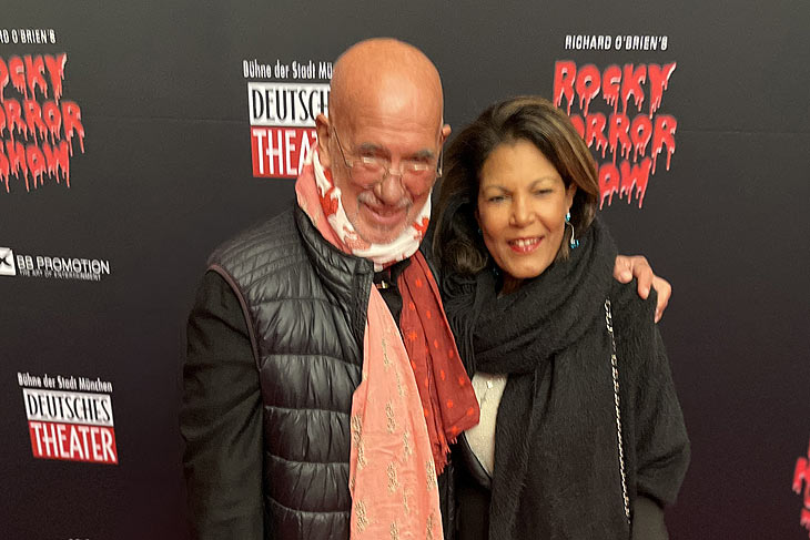 Regisseur Otto Retzer mit Frau Shirley auf dem roten Teppich vor der Rocky Horror Show Premiere am 16.03.2022  (Foto: Martin Schmitz)